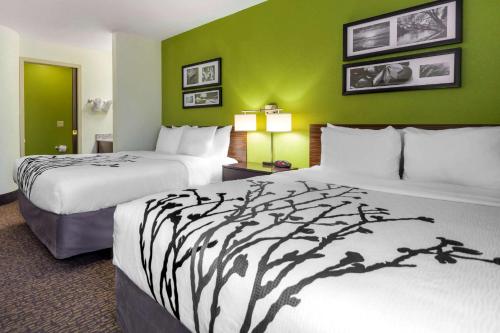 Ένα ή περισσότερα κρεβάτια σε δωμάτιο στο Sleep Inn Grand Island North