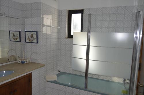 La salle de bains est pourvue d'un évier et d'un réfrigérateur. dans l'établissement Casa de Vilamoura, à Vilamoura