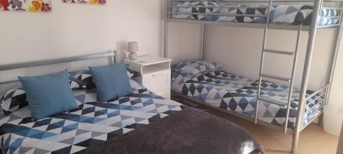 um quarto com 2 camas e um beliche em Little Parklands Apt2 em Sandown