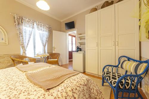 a bedroom with two beds and a kitchen at Domus de Carrera in Golfo Aranci