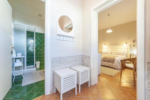 ein Schlafzimmer mit einem Bett und einem Spiegel in einem Zimmer in der Unterkunft Domus de Carrera in Golfo Aranci