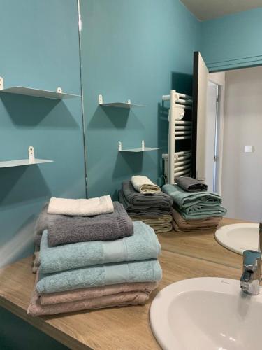 - une salle de bains avec des serviettes sur un comptoir à côté d'un lavabo dans l'établissement Bel appartement 4 personnes balcon, centre ville, à Le Touquet-Paris-Plage