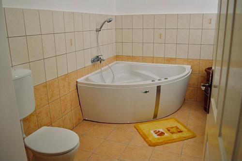 Ένα μπάνιο στο Apartman Lavendel