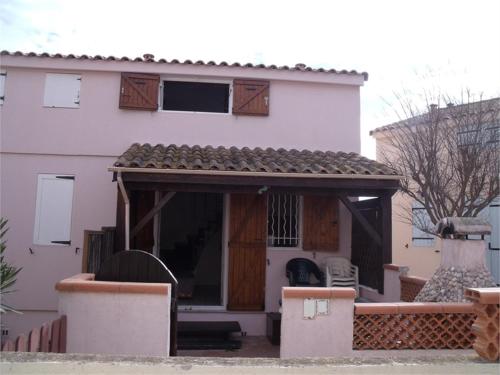 een huis met een open deur en een veranda bij SUN in Portiragnes