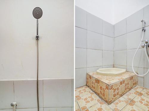 y baño con ducha y aseo. en SPOT ON 90200 Pondok Sabaraya Cileunyi Syariah, en Bandung