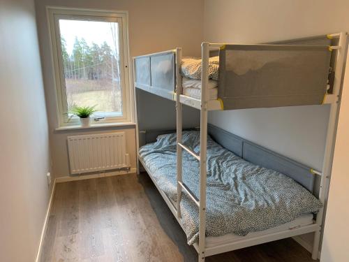 Двухъярусная кровать или двухъярусные кровати в номере Rämsbyns fritidsby