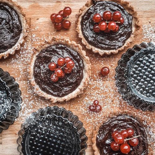 een groep bramentaarten op een houten tafel bij Maison de la montagne - Chambres & Relax in Arvier