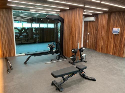 une salle de sport avec un miroir et des poids dans l'établissement SALINAS EXCLUSIVE RESORT, à Salinópolis