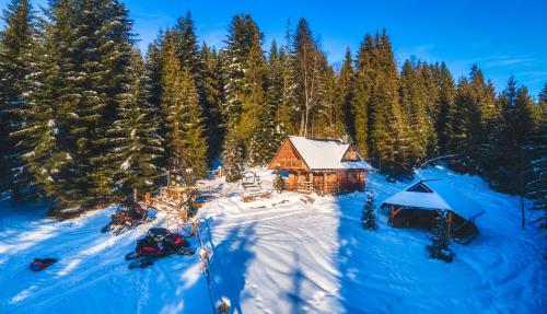 an aerial view of a log cabin in the snow at Leśna Bacówka in Nowy Targ