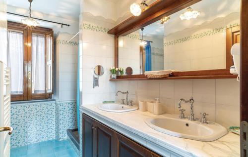 baño con 2 lavabos y espejo grande en Dimora Villa Rita en Acquavena