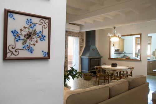 uma sala de estar com um sofá e uma mesa em L'Hostatgeria del Celler em Porrera