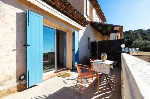 尼斯的住宿－Observatoire，一个带蓝色门、桌子和椅子的庭院