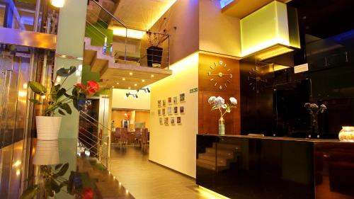 - un hall d'un restaurant avec un vase de fleurs dans l'établissement Agua de Mar Hotel Boutique, à Vigo