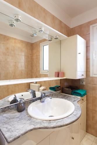 une salle de bain avec un lavabo blanc et un miroir dans l'établissement Observatoire, à Nice