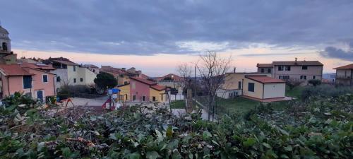 un grupo de casas en una ciudad con arbustos en La Gallina Nel Castello Citr oo9002-beb oo11, en Albenga