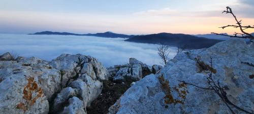 una vista de las nubes desde la cima de una montaña en La Gallina Nel Castello Citr oo9002-beb oo11, en Albenga