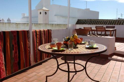 una mesa en un balcón con comida en Albayalde Cielo y Mar en Vejer de la Frontera