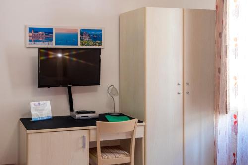 Una televisión o centro de entretenimiento en CasaTrapani