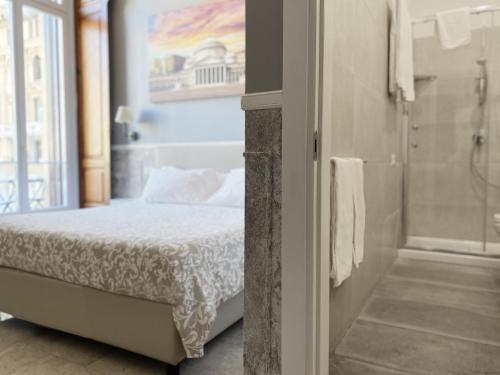 una camera con letto e doccia di Piazza Bovio 22 a Napoli