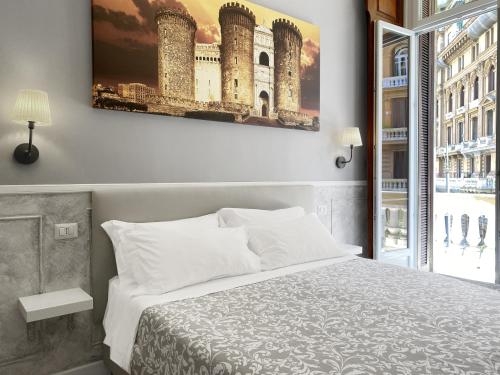 1 dormitorio con 1 cama y una pintura en la pared en Piazza Bovio 22, en Nápoles