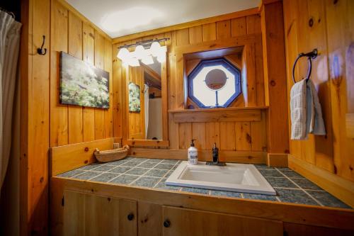 Gambar di galeri bagi Serene mountain getaway, Hot Tub, Sauna, Lake View, Swim, Fish, Hiking, EV plugin di Boone