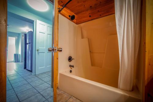 Gallery image of Serene mountain getaway, Hot Tub, Sauna, Lake View, Swim, Fish, Hiking, EV plugin in Boone