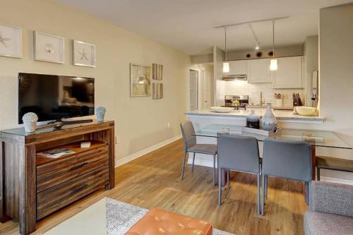 a kitchen and living room with a table and chairs at Eclectic Downtown & Cap Hill King bed & Kitchen in Seattle