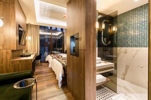 a hotel room with a bed and a bathroom at Hotel Marquee Medellín in Medellín