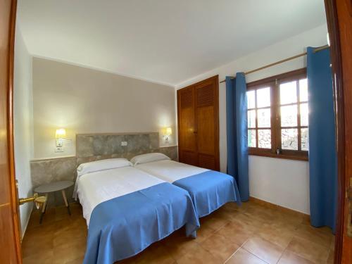Un dormitorio con una cama grande y una ventana en Apartamentos Las Palmeras I, en Puerto del Carmen