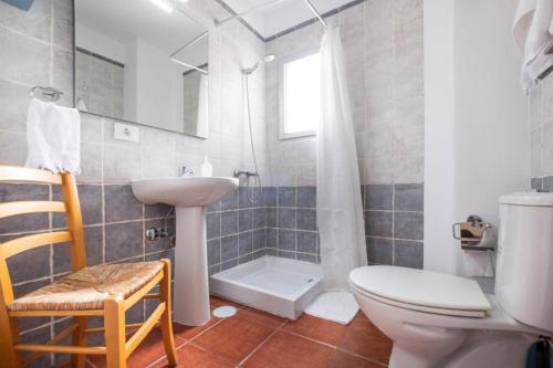 un bagno con lavandino, WC e doccia di Bubu Beach 3 a Los Cristianos