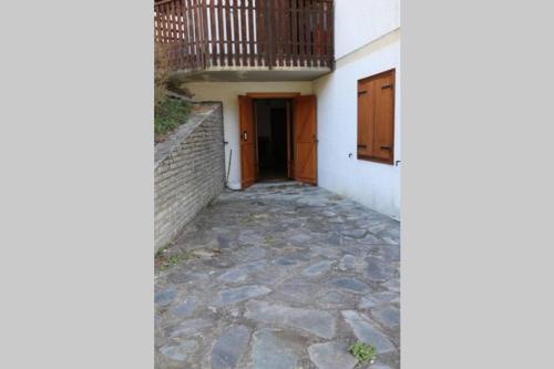 a walkway leading to a building with a balcony at Appartamento IL QUADRIFOGLIO in Saint-Oyen