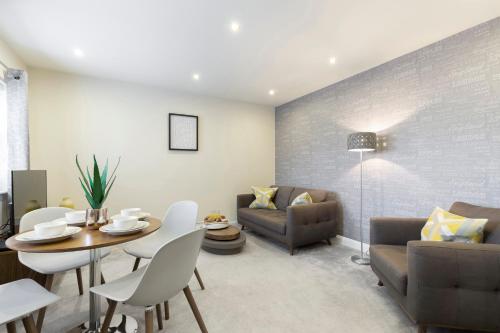 
a living room filled with furniture and a table at 2 Bedroom Town Centre Apartment in Cheltenham
