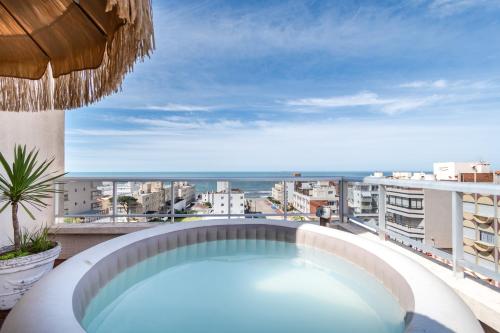 einen Pool auf dem Balkon eines Gebäudes in der Unterkunft Hotel Romimar 3* Sup in Punta del Este