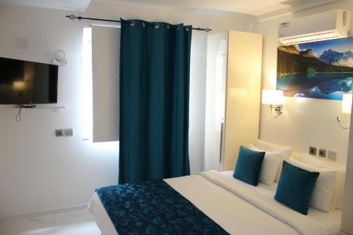 Postel nebo postele na pokoji v ubytování Lumiere Luxe Suites