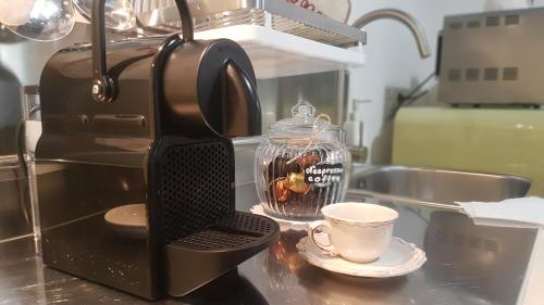 eine Kaffeemaschine auf einer Theke mit einer Tasse in der Unterkunft Navona Sweet Home in Rom