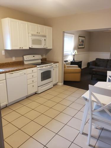 Кухня или мини-кухня в Travelodge by Wyndham Traverse City MI
