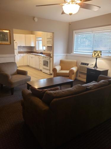 Гостиная зона в Travelodge by Wyndham Traverse City MI