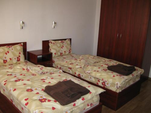two beds sitting next to each other in a bedroom at Krasi Apartments in Zornitsa Complex in Stoykite