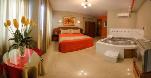 Habitación de hotel con cama y bañera en HOTEL Javier Prado Inn en Lima