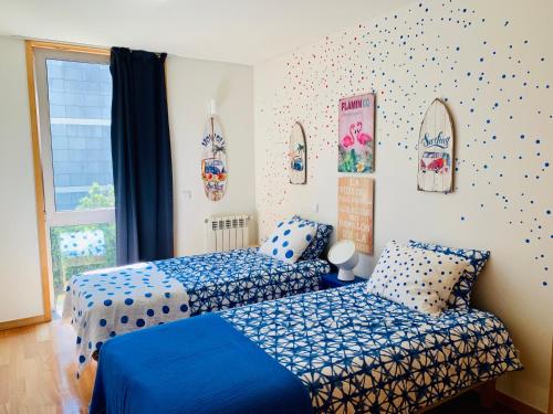Un dormitorio con dos camas y un sofá. en Sea, Surf and Sun, en Azurara
