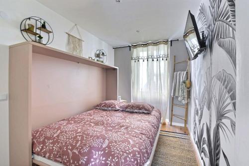 - une petite chambre avec un lit et une télévision dans l'établissement # Ethnic Suite # Parking Gratuit # calme # Cosy, à Mulhouse