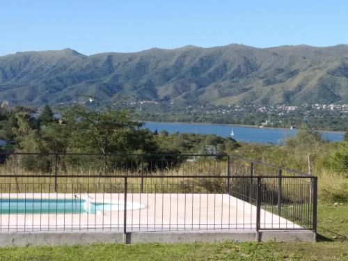 Utsikt mot bassenget på Cabana Cala - Mirador de las sierras. eller i nærheten