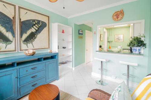 un baño con una cómoda azul con mariposas. en Palm Beach Island Condominiums, en Palm Beach