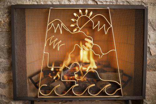 a mesh screen with a painting of a woman at Intiterra Apart Hotel Villas in Urubamba