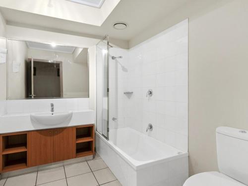 uma casa de banho com uma banheira, um lavatório e um WC. em Apartment 29 Pacific Apartments em Lorne