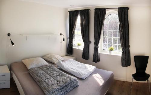 En eller flere senge i et værelse på Volstrup Apartments