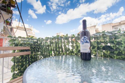 butelkę wina siedzącą na stole w obiekcie Athens City Themis 7 w Atenach