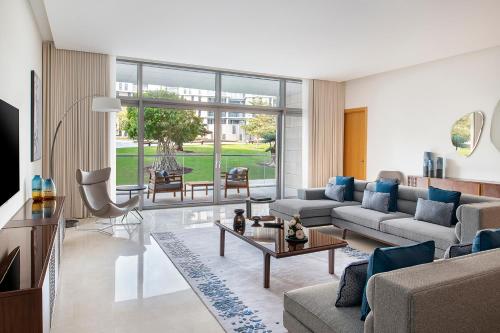 un soggiorno con un divano e un tavolo di Banyan Tree Doha At La Cigale Mushaireb a Doha