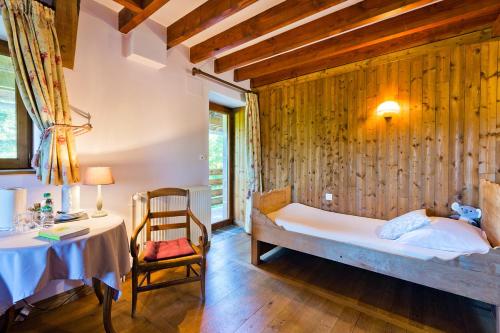 A bed or beds in a room at Auberge de la Hulotte