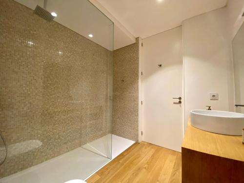 a bathroom with a sink and a glass wall at Alynes 2 in Ventosa